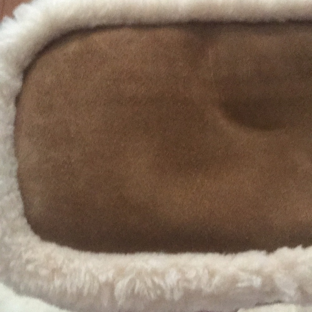 UGG Sheldon Crossbody has tags sheepskin suede 9.5 x 6.. flaws but never used - Picture 12 of 17
